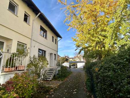 Sicht von der Einfahrt zum Eingang Sicht von der Einfahrt zum Eingang - Einfamilienhaus in 64380 Roßdorf mit 114m² kaufen