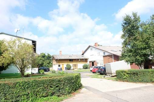 Zufahrt Zufahrt - Landwirtschaftlicher Betrieb in 61200 Wölfersheim mit 460m² kaufen