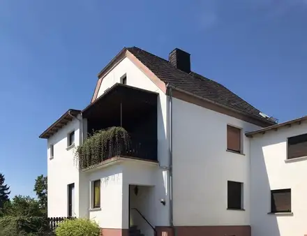 Charmantes Einfamilienwohnhaus mit  Nebengebäude, 2 Garagen und Garten in Elz-Malmeneich