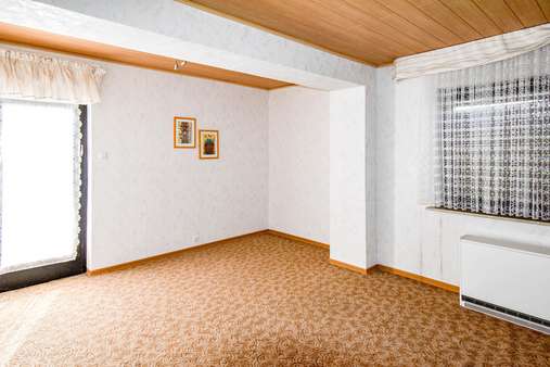 Wohn-Esszimmer mit Balkonzugang EG - Einfamilienhaus in 65604 Elz mit 155m² kaufen