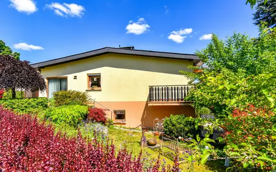 Charmantes Wohnhaus im Bungalowstil mit Einliegerwohnung in Top Lage von Limburg-Dietkirchen