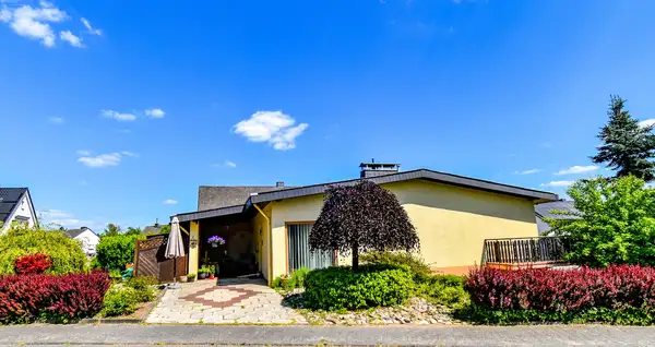 Charmantes Wohnhaus im Bungalowstil mit Einliegerwohnung in Top Lage von Limburg-Dietkirchen