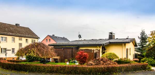 Straßenansicht mit Blick auf das Eckgrundstück - Einfamilienhaus in 65553 Limburg mit 135m² kaufen