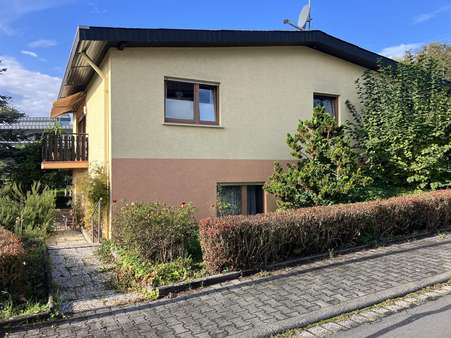 Straßenansicht mit Blick auf den separaten Eingang - Einfamilienhaus in 65553 Limburg mit 135m² kaufen