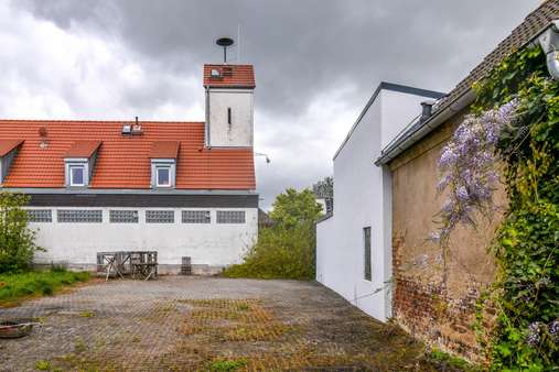 Blick in den Hof - Doppelhaushälfte in 65556 Limburg mit 98m² kaufen