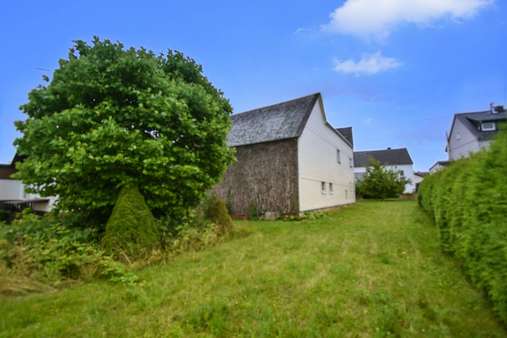 Blick auf die Scheune - Einfamilienhaus in 56414 Hundsangen mit 188m² kaufen