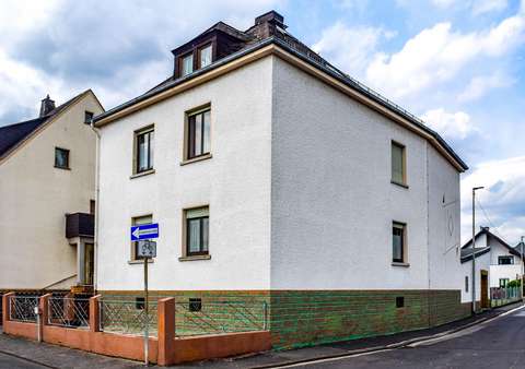 seitliche Ansicht - Zweifamilienhaus in 65604 Elz mit 160m² kaufen