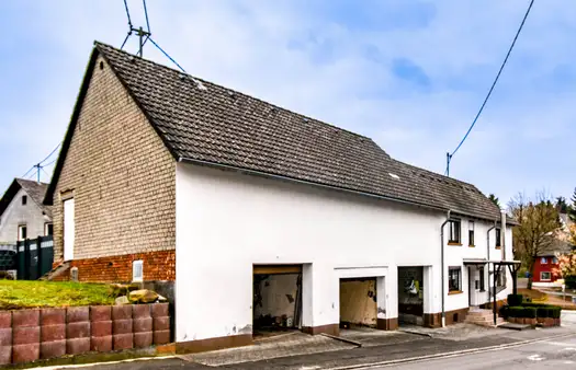 Charmantes Einfamilienhaus mit Scheune und großem Garten in Langendernbach