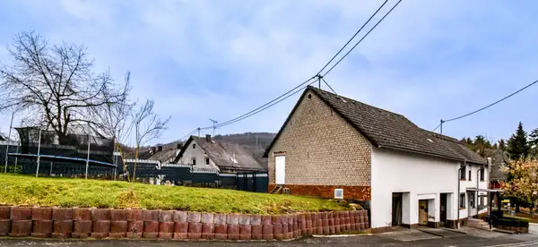 Charmantes Einfamilienhaus mit Scheune und großem Garten in Langendernbach