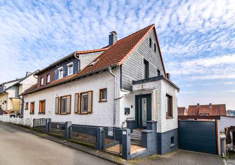 Straßenansicht - Doppelhaushälfte in 35796 Weinbach mit 122m² kaufen