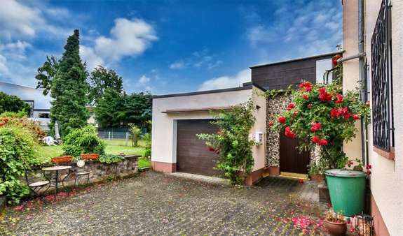 Blick in den Hof und Garten - Mehrfamilienhaus in 65604 Elz mit 157m² kaufen