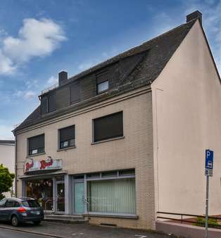 Straßenansicht - Mehrfamilienhaus in 65604 Elz mit 157m² kaufen