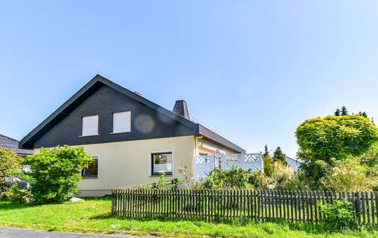 Straßenansicht - Einfamilienhaus in 65556 Limburg mit 320m² kaufen