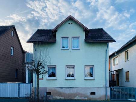 Frontansicht - Einfamilienhaus in 35440 Linden mit 121m² kaufen