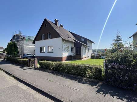 Straßenansicht - Einfamilienhaus in 35415 Pohlheim mit 193m² kaufen