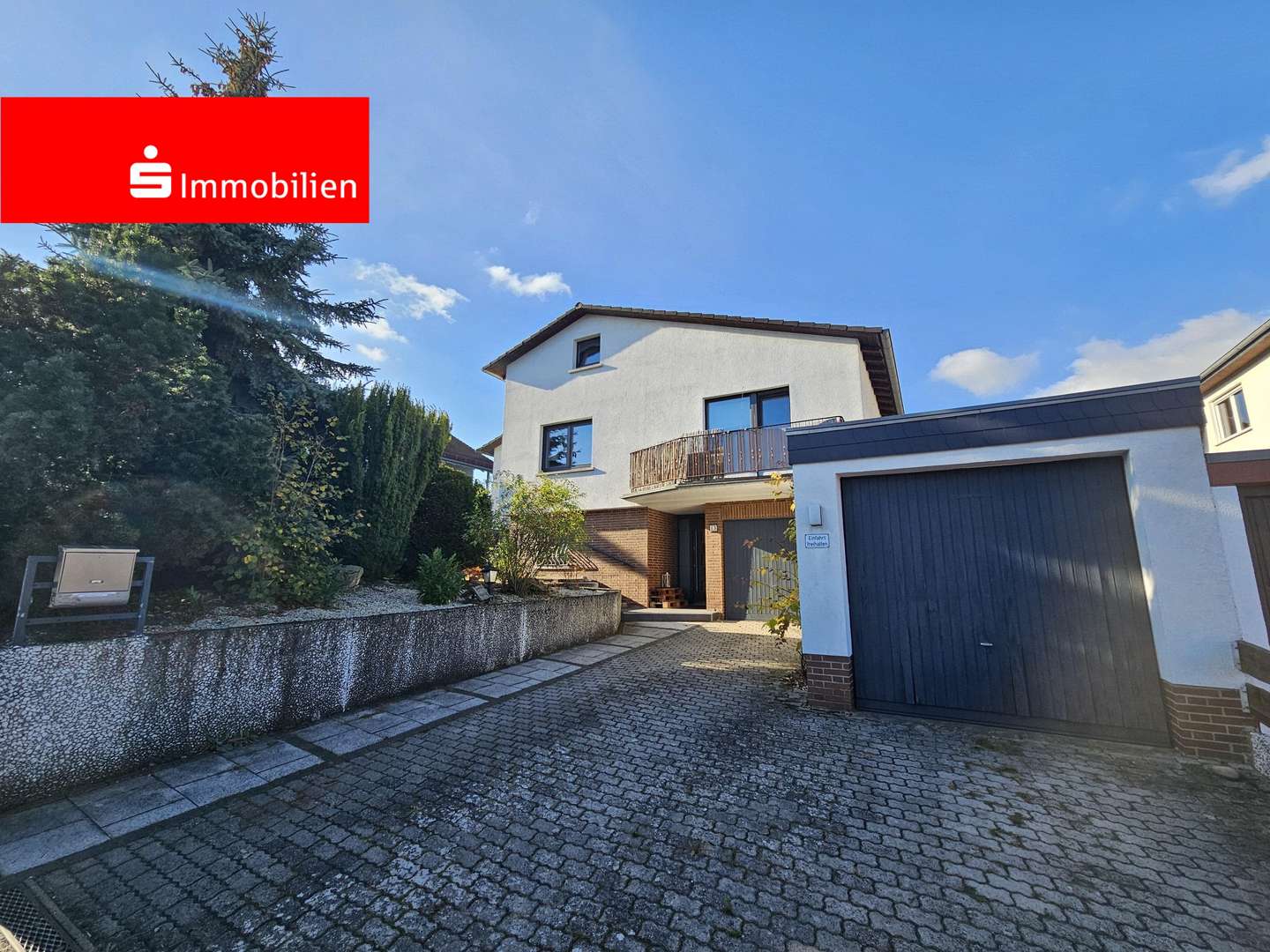 Außenansicht mit Garage - Einfamilienhaus in 35463 Fernwald mit 177m² kaufen