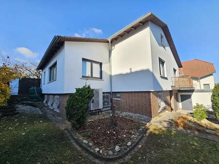 Außenansicht seitlich - Einfamilienhaus in 35463 Fernwald mit 177m² kaufen