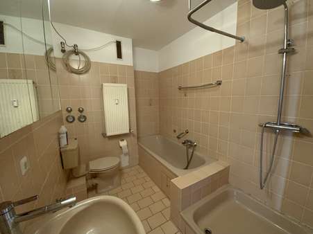 Badezimmer - Dachgeschosswohnung in 35457 Lollar mit 99m² kaufen