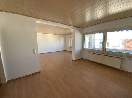 Wohn- und Essbereich - Dachgeschosswohnung in 35457 Lollar mit 99m² kaufen