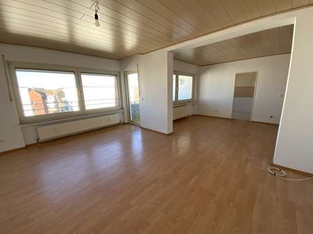Wohn- und Essbereich - Dachgeschosswohnung in 35457 Lollar mit 99m² kaufen
