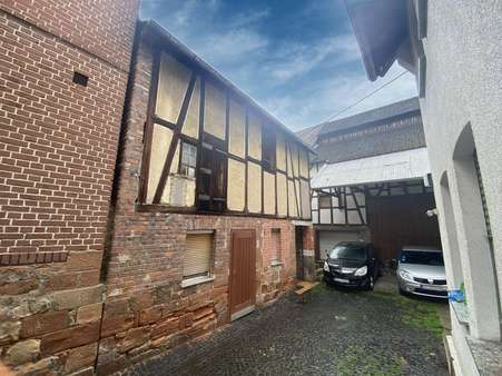 Innenhof mit Scheune Innenhof mit Scheune - Einfamilienhaus in 35460 Staufenberg mit 132m² kaufen
