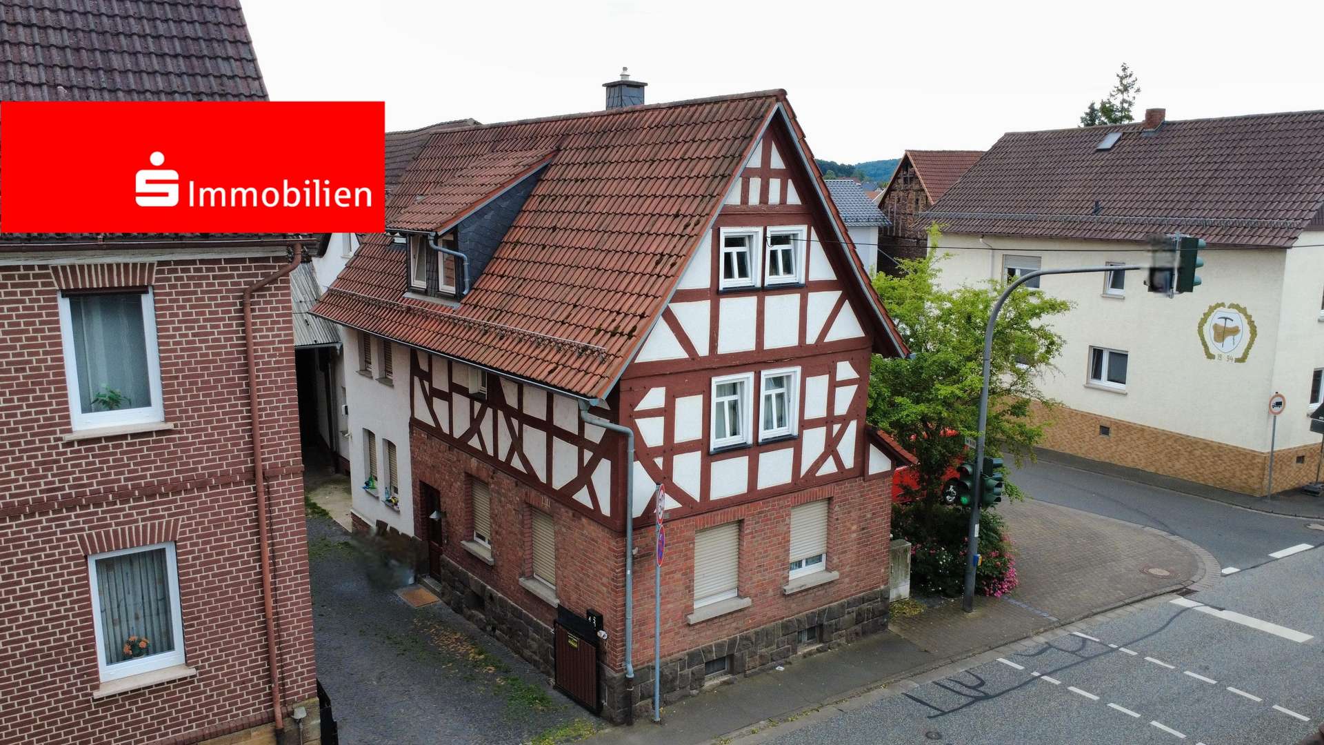Luftaufnahme Straßenseite links Luftaufnahme Straßenseite links - Einfamilienhaus in 35460 Staufenberg mit 132m² kaufen