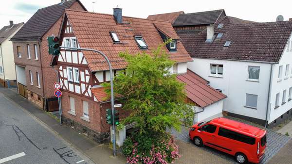 Luftaufnahme Straßenseite rechts Luftaufnahme Straßenseite rechts - Einfamilienhaus in 35460 Staufenberg mit 132m² kaufen