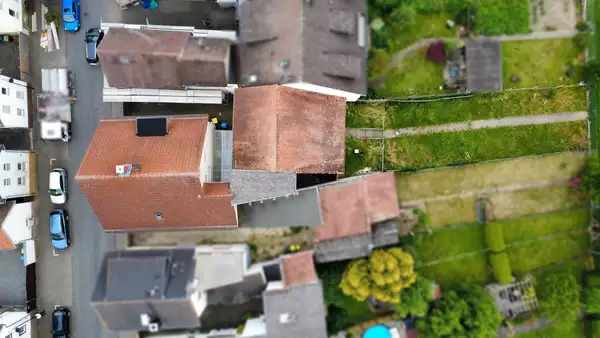 Mehrfamilienhaus mit drei Wohneinheiten, Garage und Garten