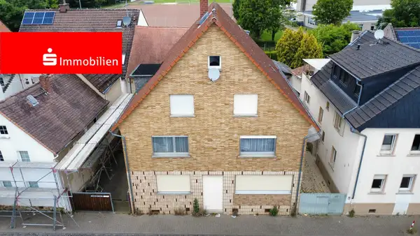 Mehrfamilienhaus mit drei Wohneinheiten, Garage und Garten