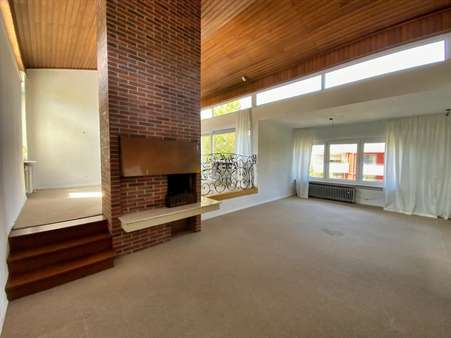Wohn- und Esszimmer mit Kamin Wohn- und Esszimmer mit Kamin - Einfamilienhaus in 35463 Fernwald mit 117m² kaufen