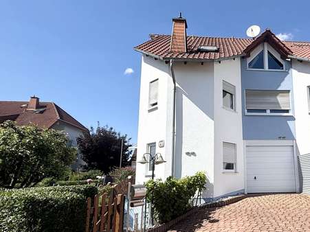 Hausansicht Hofeinfahrt Hausansicht Hofeinfahrt - Doppelhaushälfte in 35396 Gießen mit 182m² kaufen