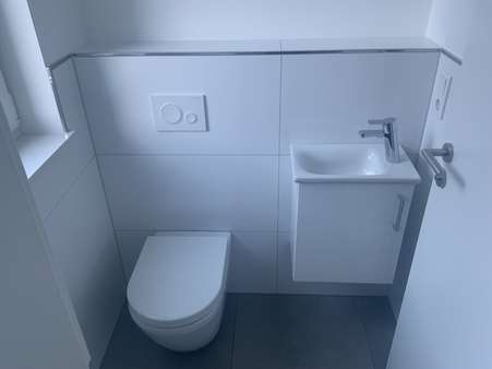 Gäste-WC im Erdgeschoss - Reiheneckhaus in 35633 Lahnau mit 131m² kaufen