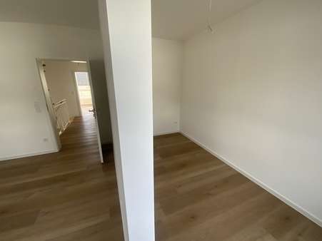 Schlafzimmer 1 im OG mit begehbarem Kleiderschrank (rechts) - Reiheneckhaus in 35633 Lahnau mit 131m² kaufen