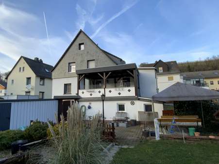 Rückansicht mit Anbau + überdachtem Freisitz - Einfamilienhaus in 35619 Braunfels mit 184m² kaufen
