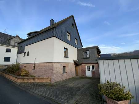 Zugang zu Keller und Gewerbeflächen - Einfamilienhaus in 35619 Braunfels mit 184m² kaufen