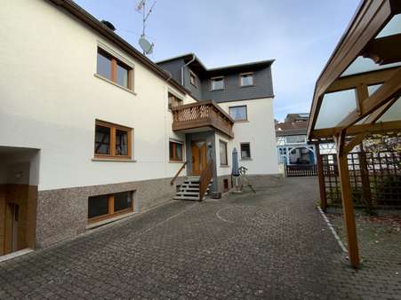 Hoffläche mit überdachtem Freisitz - Einfamilienhaus in 35619 Braunfels mit 183m² kaufen