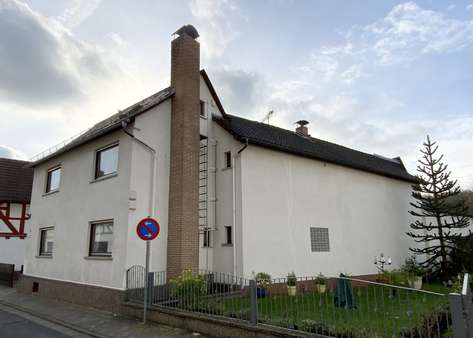 Links: Hauptgebäude, rechts Anbau - Einfamilienhaus in 35619 Braunfels mit 183m² kaufen