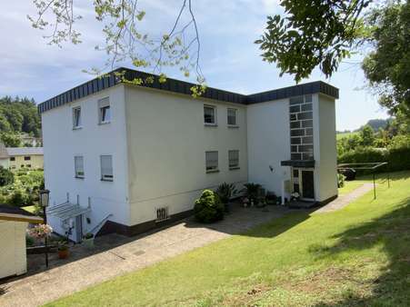 Eingangsbereich mit angebautem Treppenhaus Eingangsbereich mit angebautem Treppenhaus - Mehrfamilienhaus in 35619 Braunfels mit 573m² als Kapitalanlage kaufen