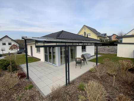 Große, überdachte Terrasse - Bungalow in 35619 Braunfels mit 95m² kaufen