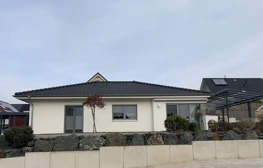 Komplett angelegte Außenanlage mit Bewässerung - Bungalow in 35619 Braunfels mit 95m² kaufen