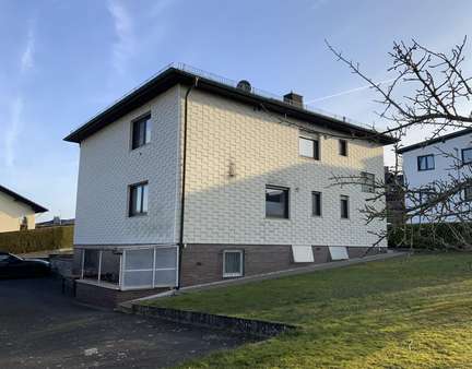 Gartenansicht mit Stellplätzen - Zweifamilienhaus in 35792 Löhnberg mit 208m² kaufen