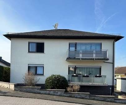 Straßenansicht mit Balkonen - Zweifamilienhaus in 35792 Löhnberg mit 208m² kaufen