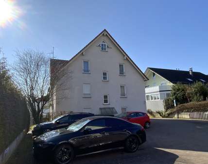Hauseingangsseite mit Stellplätzen - Maisonette-Wohnung in 35619 Braunfels mit 106m² kaufen