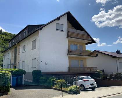 Hauseingangsseite - Erdgeschosswohnung in 35606 Solms mit 97m² kaufen