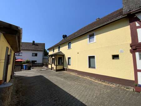 Hofseite mit Blick Richtung Straße - Einfamilienhaus in 35638 Leun mit 144m² kaufen