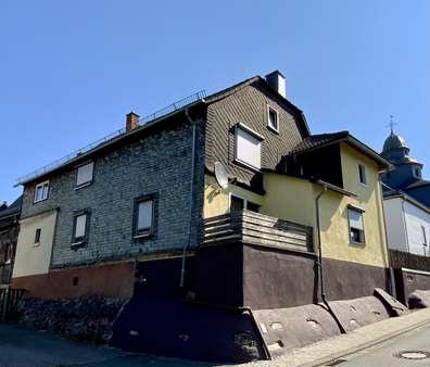 Rückseite mit Naturschiefer verkleidet - Einfamilienhaus in 35638 Leun mit 144m² kaufen