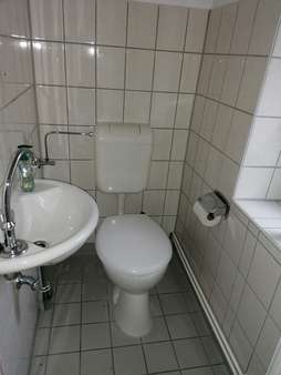 Toilette im Zwischengeschoss - Mehrfamilienhaus in 35683 Dillenburg mit 250m² kaufen