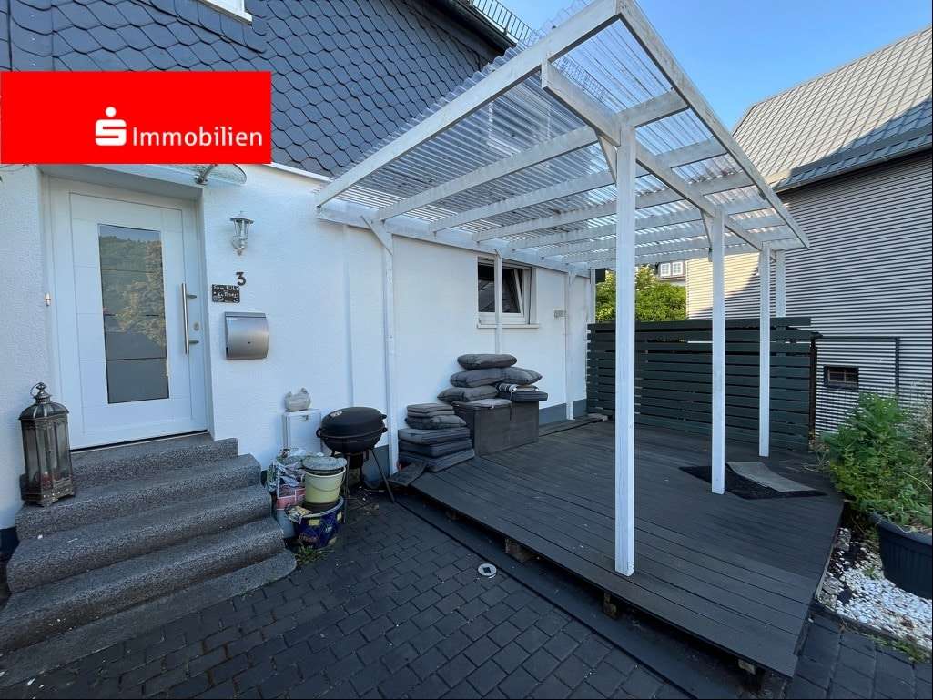 Hauseingang und Terrasse - Reihenendhaus in 35745 Herborn mit 125m² kaufen