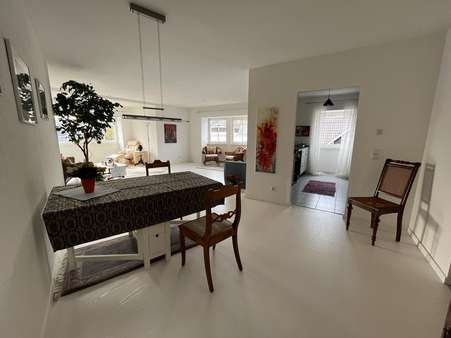 Essen und Wohnen mit angrenzender Küche - Dachgeschosswohnung in 35683 Dillenburg mit 113m² kaufen
