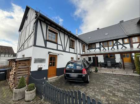 Ansicht mit Hof und überdachtem Freisitz - Einfamilienhaus in 35708 Haiger mit 170m² kaufen